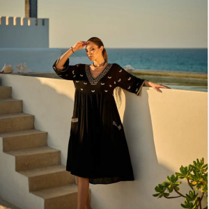 Abito Fattore C nero con dettagli doratiÂ