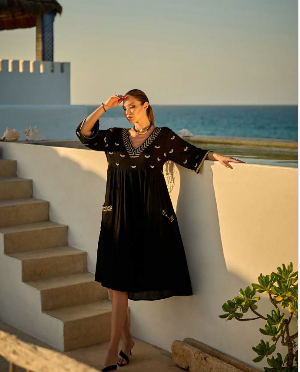 Abito Fattore C nero con dettagli dorati