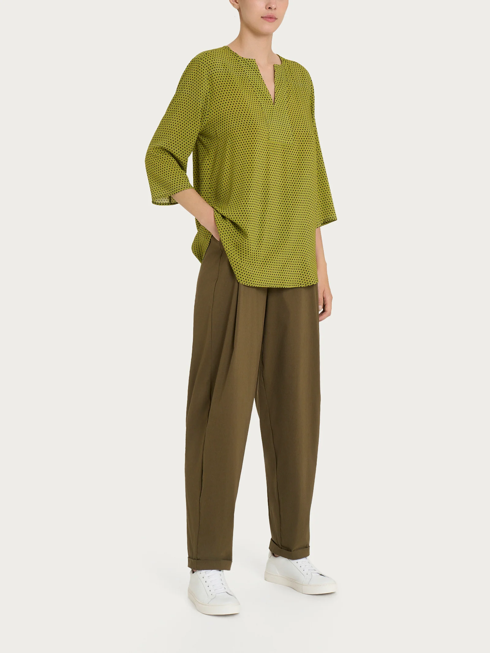 Blusa con Scollo a V a Fantasia Ragno - immagine 2