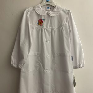 Grembiule Asilo Bianco con Ricamo Casetta – Taglia 6A
