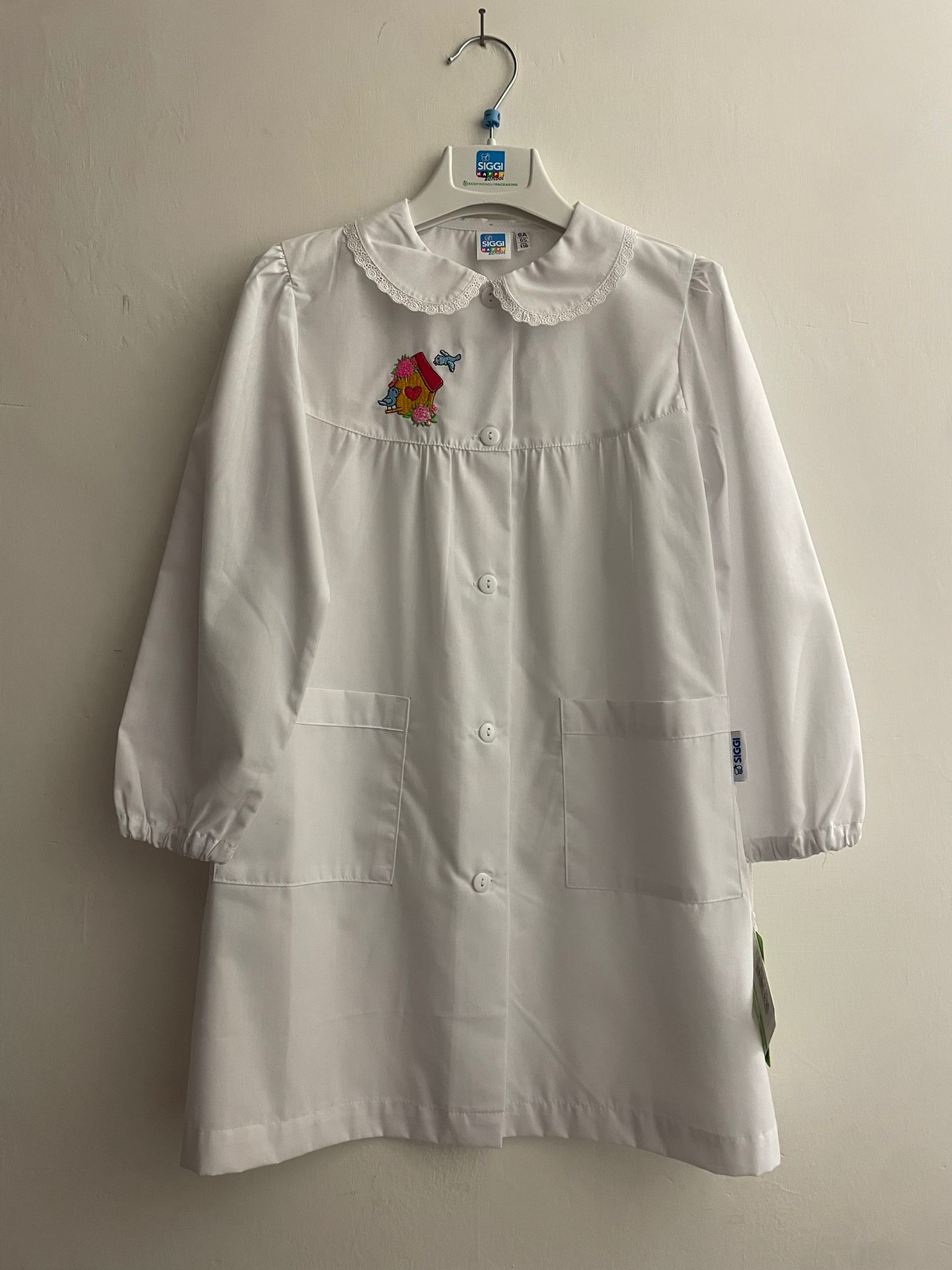 Grembiule Asilo Bianco con Ricamo Casetta – Taglia 6A