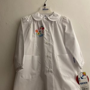 Grembiule Asilo Bianco con Ricamo Cute Viola – Taglia 2A