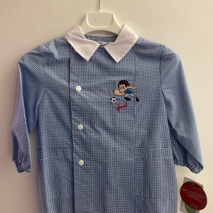 Grembiule Asilo Quadretti con Ricamo Calciatore – Taglia 2 Anni