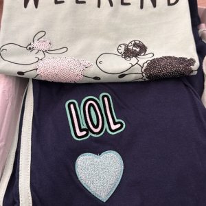 Pigiama Donna Mezza Manica con Maglia Stampata e Paillettes – Pantalone Lungo Sportivo con Bande Laterali