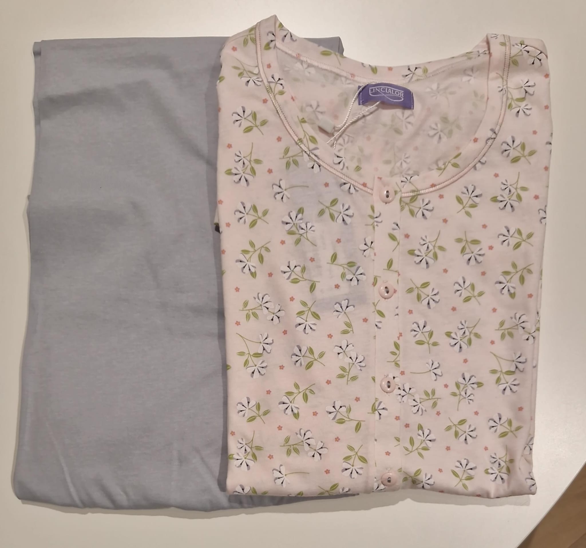 Pigiama Linclalor donna in cotone leggero con maglia a fiorellini rosa e pantalone grigio - immagine 2