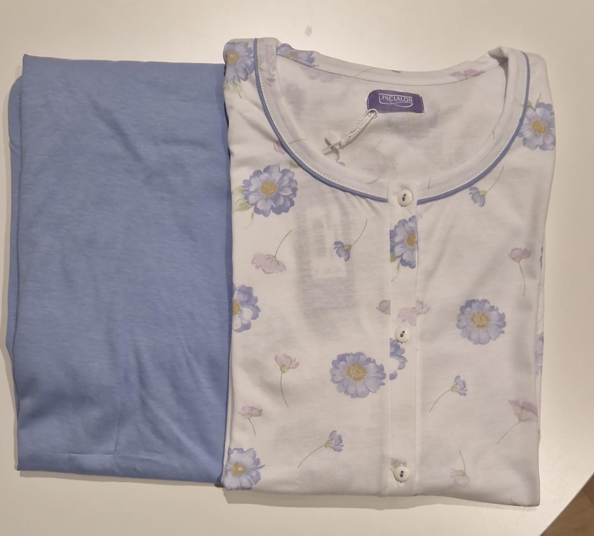 Pigiama Linclalor donna in cotone leggero con maglia a fiori e pantalone lilla - immagine 2